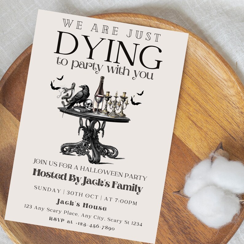 Puede incluir: Invitaci&oacute;n a una fiesta de Halloween con el texto "WE ARE JUST DYING to party with you". La invitaci&oacute;n presenta una mesa con un cuervo, una calavera y velas. La invitaci&oacute;n est&aacute; organizada por Jack's Family.