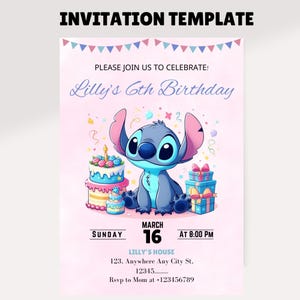 Pu&ograve; includere: Un invito di compleanno rosa e blu con un personaggio di cartone animato Stitch di Lilo & Stitch. L'invito dice "Unisciti a noi per festeggiare! Il 6&deg; compleanno di Lilly" e include i dettagli per la festa, tra cui la data, l'ora e il luogo.