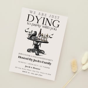 Puede incluir: Invitaci&oacute;n a una fiesta de Halloween con el texto "WE ARE JUST DYING to party with you". La invitaci&oacute;n presenta una mesa con un cuervo, una calavera y velas. La fiesta est&aacute; organizada por la familia Jack el 30 de octubre a las 19:00.