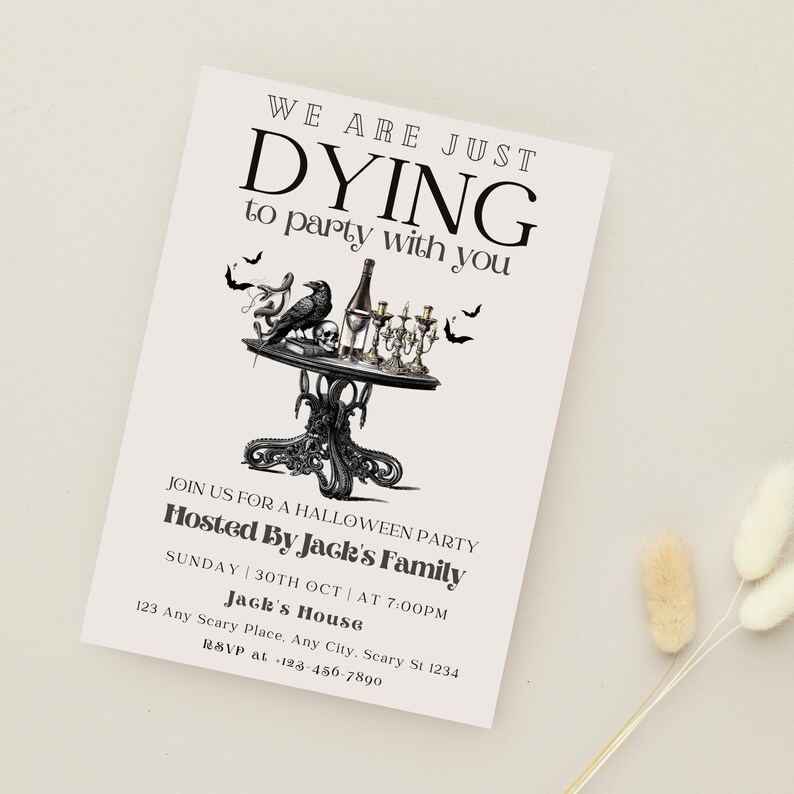 Puede incluir: Invitaci&oacute;n a una fiesta de Halloween con el texto "WE ARE JUST DYING to party with you". La invitaci&oacute;n presenta una mesa con un cuervo, una calavera y velas. La fiesta est&aacute; organizada por la familia Jack el 30 de octubre a las 19:00.