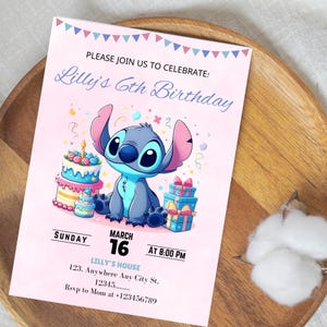 Pu&ograve; includere: Invito di compleanno rosa con un personaggio di Stitch dei cartoni animati, una torta e dei regali. L'invito dice "Unisciti a noi per festeggiare! Il 6&deg; compleanno di Lilly" e include la data, l'ora e il luogo della festa.