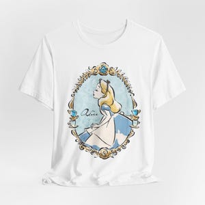Camiseta de cuento de hadas caprichosa, camiseta de Alicia en el país de las maravillas, linda camiseta gráfica, ropa informal unisex, regalo para soñadores, perfecta para cumpleaños