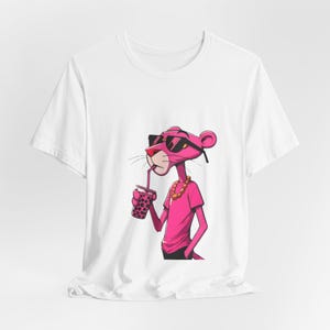 Camiseta gráfica elegante de la Pantera Rosa, divertida camiseta de verano, camiseta retro de dibujos animados, ropa informal unisex, regalo para amantes de los dibujos animados, ambiente playero.