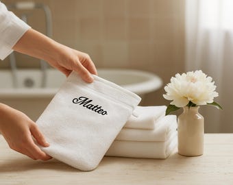 Toallita blanca personalizada – nombre bordado – tela de rizo de algodón 15x21 cm – hecha a mano en Francia – regalo de baño artesanal