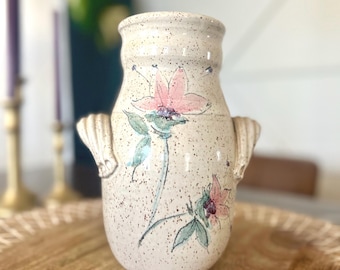 Vintage Salzglasur-Keramik 9-Zoll-gesprenkelte Vase Signiert „DEE“ • Handgefertigtes Steingut mit Blumenmuster