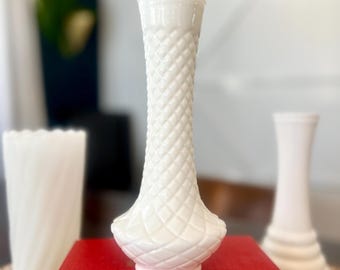 Jarrón de pedestal vintage de vidrio lechoso de 9″ • Patrón de diamantes blancos