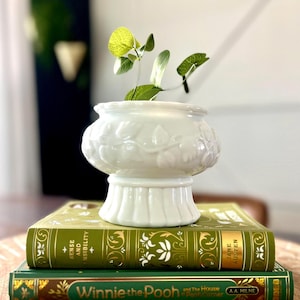 ヴィンテージミルクガラス製台座付きプランター • 花と果物の模様がエンボス加工された植木鉢
