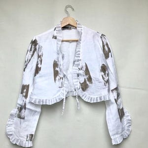 blusa vintage de lino con volantes y corte cropped