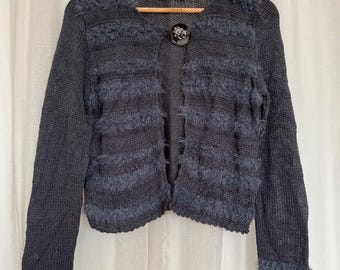 Cárdigan vintage texturizado con botón joya
