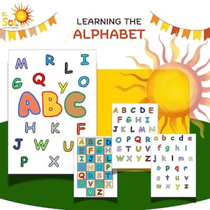 以下が含まれることがあります： 黄色い太陽と赤、オレンジ、黄色の旗が付いたカラフルなアルファベット学習チャート。チャートには、大きくカラフルな文字でA、B、Cの文字が書かれており、アルファベットの残りの文字は3つの別々のチャートに小さな文字で配置されています。