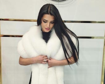 Szal z białego lisa: luksusowy szal ślubny w formie peleryny