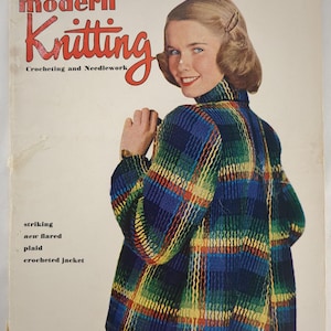 Peut inclure: Couverture du magazine "Modern Knitting" avec une femme portant une veste en crochet à carreaux saisissante. La couverture du magazine comprend du texte sur le crochet et les travaux d'aiguille, avec les mots "Fall Fourth Edition" en haut.