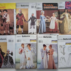 Puede incluir: Una colección de ocho patrones de costura para disfraces históricos, incluyendo las marcas McCall's, Butterick y Simplicity. Los sobres presentan ilustraciones y fotografías de diversas prendas de época, incluyendo vestidos, chalecos y calzones.
