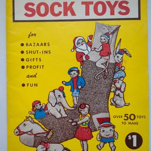 Peut inclure: Un livret pédagogique jaune intitulé How to Make SOCK TOYS, une publication Pack-O-Fun. La couverture présente une grande chaussette brune entourée d'illustrations de divers animaux et personnages, avec du texte listant les usages et plus de 50 jouets.