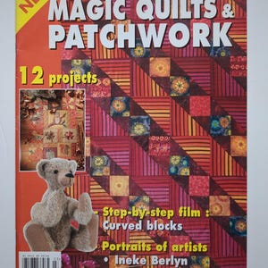 Puede incluir: Una portada de revista "MAGIC QUILTS & PATCHWORK" con un diseño de patchwork en tonos rojos, naranjas y rosas. La portada presenta un oso de peluche y el texto "free GIANT 53cm x 84cm PATTERN". También incluye el texto "12 proyectos".