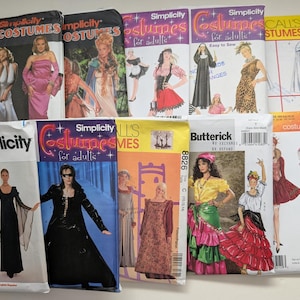 Könnte beinhalten: Eine Sammlung von elf Schnittmusterumschlägen für Kostüme verschiedener Marken wie Simplicity, McCall's und Butterick. Jeder Umschlag zeigt Illustrationen oder Fotos der fertigen Kleidungsstücke, darunter Kleider, Umhänge und thematische Outfits, mit aufgedruckten Markennamen und Schnittnummern.