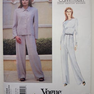 Könnte beinhalten: Ein Calvin Klein Vogue American Designer Schnittmusterumschlag, Nummer 1554, für die Größen 12-14-16. Die Vorderseite zeigt ein Foto einer hellen, langärmeligen Jacke mit Knöpfen und einer passenden Hose sowie eine Modeillustration.