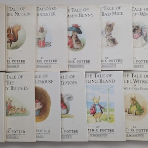 Puede incluir: Una colección de catorce libros de tapa dura de Beatrix Potter, cada uno con una ilustración en color de un personaje animal en la portada, con el título y el nombre del autor impresos en negro sobre un fondo de color crema.