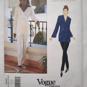 Op de afbeelding: Een Emanuel Ungaro Vogue Paris Original naaipatroon envelop 1542, maat 6-8-10. De voorzijde toont een foto van een crèmekleurige blazer en broek, naast een mode-illustratie van een blauwe blazer en een zwarte broek.