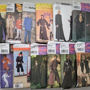 Könnte beinhalten: Eine Sammlung von vierzehn verschiedenen Schnittmusterumschlägen für Kostüme, die verschiedene historische und thematische Outfits zeigen. Jeder Umschlag enthält ein Farbfoto des fertigen Kleidungsstücks, Markenlogos und eindeutige Identifikationsnummern.