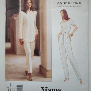 Może przedstawiać: Koperta z wykrojem krawieckim Vogue Patterns dla Anne Klein II, numer 1599, rozmiar 8-10-12. Przód przedstawia zdjęcie oraz ilustrację kremowego dwuczęściowego stroju składającego się z żakietu z długim rękawem i pasujących spodni.