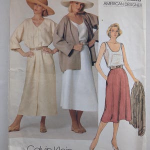 Puede incluir: Patrón de costura Vogue Patterns con diseños de Calvin Klein. La portada muestra tres ilustraciones de mujeres con atuendos elegantes, incluyendo vestidos, chaquetas y faldas. El número de patrón es 1377.