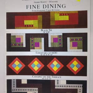 Puede incluir: Un patrón impreso para cuatro caminos de mesa exquisitos, con diseños geométricos en varios colores. Los caminos de mesa se titulan "Black Tie" (45.7cm x 203.2cm), "Cocktails at 6:00" (47cm x 194.3cm), "Canapés on the Terrace" (48.3cm x 184.2cm) y "Coffee & Cognac" (42cm x 18.3cm). Diseño de Debbie Maddy.