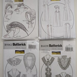 Peut inclure: Quatre enveloppes de patrons de couture Butterick étiquetées B4697, B5509, B5062 et B4698. Les enveloppes en papier blanc présentent des dessins au trait noir de chapeaux, robes et cols historiques avec des étiquettes et codes-barres.
