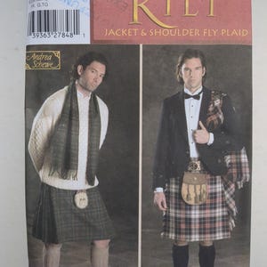 Peut inclure: Patron Simplicity 5029 pour kilt, veste et plaid d'épaule. L'emballage présente deux tenues : l'une avec un pull en tricot torsadé crème et un kilt à carreaux verts, l'autre avec une veste noire, une chemise blanche, un nœud papillon et un kilt tartan.