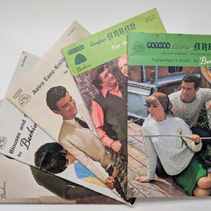 Può includere: Una collezione di quattro libretti di modelli per maglieria vintage Patons Beehive. Le copertine presentano fotografie a colori di persone che indossano maglioni e gilet lavorati a maglia, con titoli tra cui Astra Easy-Knits, Carefree Arran e Fisherman's Knits.