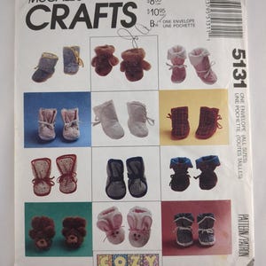 Könnte beinhalten: Ein McCall's Crafts Schnittmuster für Cozy Toes Babyschuhe. Das Schnittmuster zeigt verschiedene Stile von Schuhen in verschiedenen Farben und Materialien. Das Schnittmuster enthält den Text "McCall's Crafts" und "Cozy Toes".
