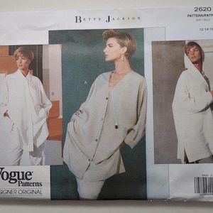 Op de afbeelding: Een Vogue Patterns naaipatroon-envelop voor Betty Jackson ontwerp 2620, maten 12-14-16. De voorzijde toont drie afbeeldingen van kledingstukken: een overhemd met kraag, een jasje met knopen en een jas met capuchon, in neutrale tinten.