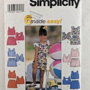 Puede incluir: Patrón de costura Simplicity 7666 para trajes de baño de niña. El patrón incluye seis estilos diferentes de trajes de baño, incluyendo un top de tanque y pantalones cortos, un top halter y pantalones cortos, y un traje de baño de una pieza. El patrón es fácil de hacer con instrucciones y diagramas.