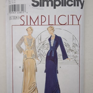 Pode incluir: Um envelope de molde de costura Simplicity 8640, tamanho H 6, 8, 10. A frente apresenta ilustrações de dois vestidos longos, um em tom bege e outro em azul escuro, ambos com mangas compridas, cintura alta e borlas decorativas no quadril.