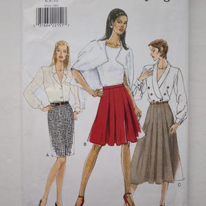 Könnte beinhalten: Ein Very Easy Very Vogue Schnittmusterumschlag, Nummer 9318, für die Größen 6-8-10. Die Vorderseite zeigt Illustrationen von drei Outfits: eine weiße Bluse mit kariertem Rock, ein weißes Oberteil mit rotem Faltenrock und eine weiße zweireihige Jacke mit braunem Rock.