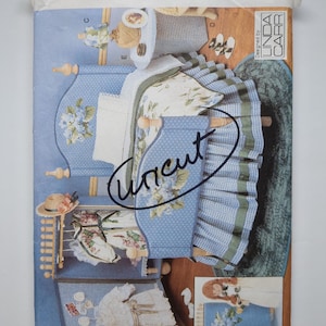 Könnte beinhalten: Ein Vogue Craft Nähpäckchen mit blauem und weißem Blumendesign. Das Päckchen enthält Illustrationen eines Bettes, einer Kommode und Schlafzimmerzubehörs. Das Wort "Uncut" ist über das Bild geschrieben.