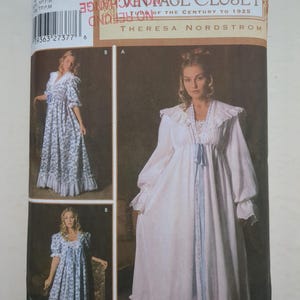 Può includere: Busta per cartamodello Simplicity 5188 Vintage Closet di Theresa Nordstrom. La confezione mostra illustrazioni di due vestaglie lunghe fino ai piedi con maniche lunghe, colletti con volant e nastri frontali, in bianco tinta unita e stampa floreale blu.