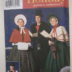 Könnte beinhalten: Simplicity Holiday Schnittmuster-Kollektion 8910 Umschlag mit Abbildungen viktorianischer Kleidung, darunter Umhänge, ein Zylinder, eine rote Weste, ein karierter Rock und ein grüner Rock. Der Text umfasst Simplicity, Holiday, 8910 und Größe A.