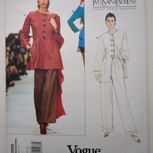 Könnte beinhalten: Eine Vogue Paris Original Schnittmusterhülle für das Yves Saint Laurent Design 1566, bestehend aus einer langärmeligen Jacke mit Knopfverschluss vorne und einer passenden Hose. Das Cover zeigt ein Foto des Outfits in Rot und Braun.