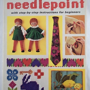 Puede incluir: Portada de libro de punto de aguja vintage de McCall's. La portada presenta el título "needlepoint" en letras rojas. Las ilustraciones incluyen dos muñecas, una corbata floral y patrones de punto de aguja de corazones, flores y un conejo. El texto dice "with step-by-step instructions for beginners".