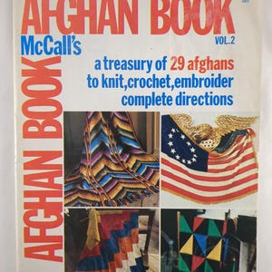以下が含まれることがあります： McCall'sのヴィンテージ「Afghan Book」Vol. 2。かぎ針編み、刺繍、編み物で作成する29のアフガンを紹介。表紙には、アメリカ国旗をテーマにしたアフガンなど、カラフルなアフガンデザインが掲載されています。「complete directions」のテキストが含まれています。