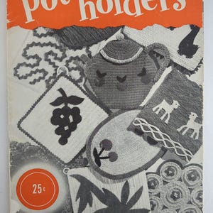 Pode incluir: Capa de livro vintage intitulada "Pot Holders" com fundo laranja e vários desenhos de pegadores de panela de crochê. Os desenhos incluem uma chaleira, um quadrado com um desenho de uvas e um oval com cerejas. O preço é 25¢.