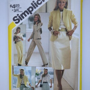 Könnte beinhalten: Ein Vintage-Simplicity-Schnittmusterumschlag mit einer Frau in einem gelben Blazer und Rock. Der Umschlag trägt die Nummer 5384 und die Wörter "Simplicity" und "Miss Jeune Femme". Der Umschlag ist gelb und weiß.
