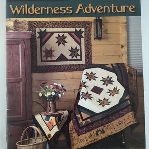 Peut inclure: Ensemble de trois mugs en céramique avec une finition mate et mouchetée. Les tasses sont de couleur crème, gris clair et gris foncé. Design simple et minimaliste, parfait pour le café ou le thé.