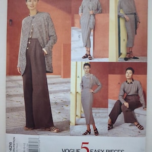 Könnte beinhalten: Ein Vogue 5 Easy Pieces Schnittmusterumschlag, Nummer 1426, mit Abbildungen verschiedener Outfits, darunter eine graue Jacke, eine braune Hose mit weitem Bein und ein graues Kleid. Der Text enthält die Schnittnummer 1426 und Größe 8-10-12.