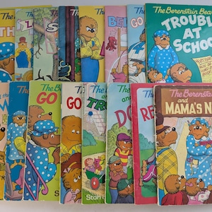 Może przedstawiać: Kolekcja dwudziestu książek dla dzieci The Berenstain Bears ułożonych w dwa rzędy. Okładki zawierają kolorowe ilustracje postaci niedźwiedzi w różnych sceneriach, z wyraźnie widocznymi tytułami, takimi jak Trouble at School i Mama's New Job.