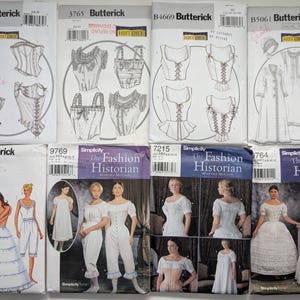 Op de afbeelding: Een verzameling van acht naaipatroonenveloppen van Butterick en Simplicity met historische kledingontwerpen. De bovenste rij toont lijntekeningen van korsetten en nachtkleding, terwijl de onderste rij fotografische illustraties toont van ondergoed, hemden en jurken met wijde rokken.