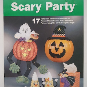 Peut inclure: Un livret de modèles de loisirs créatifs intitulé Scary Party présentant 17 décorations d'Halloween brodées sur toile plastique 7-mesh. La couverture montre un fantôme sur une citrouille, une citrouille d'Halloween, deux bonbons et une boîte à mouchoirs.