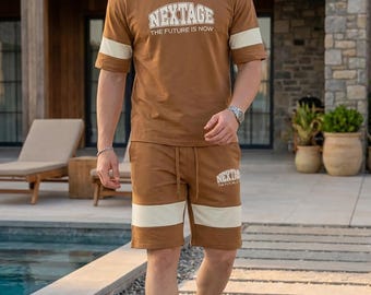 Completo da uomo color moka con pantaloncini, outfit estivo coordinato da uomo, completo casual a due pezzi, abbigliamento streetstyle