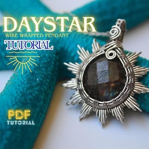 Può includere: Un ciondolo fatto a mano, avvolto in filo metallico, con una gemma scura e sfaccettata al centro. Il ciondolo presenta un design a forma di raggio di sole con fili d'argento radianti. Il testo "DAYSTAR WIRE WRAPPED PENDANT TUTORIAL PDF TUTORIAL" è visibile.